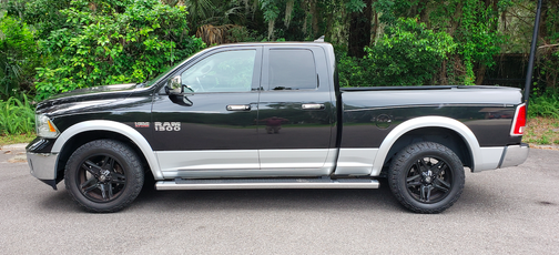 Photo 1 of 5 of 2017 RAM 1500 Laramie